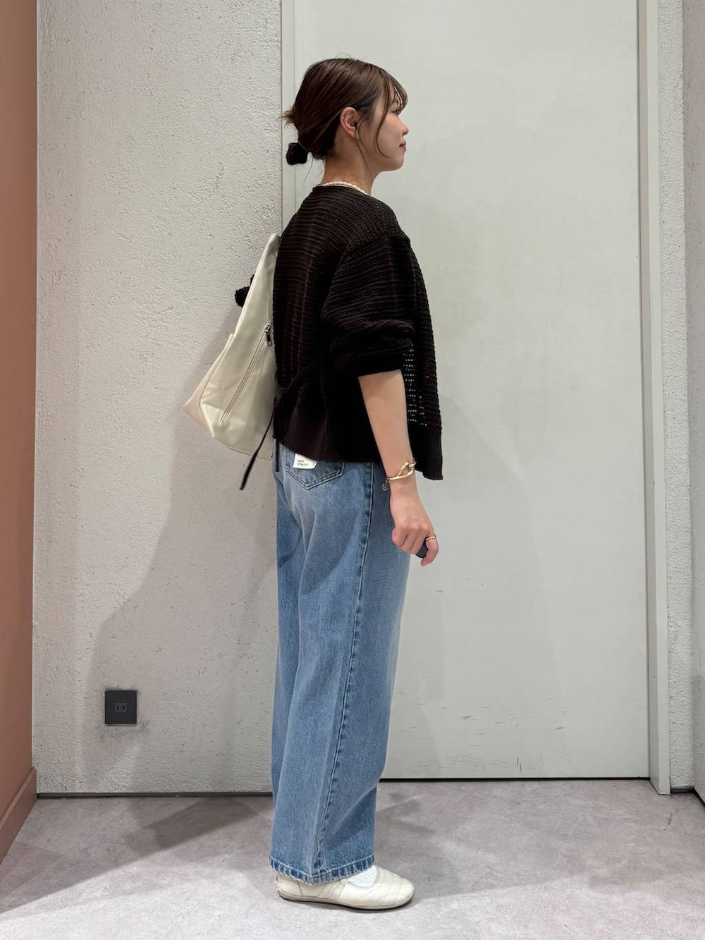 「女子ウケ、着痩せ・細見え、ガーリー、ローリーズスタイル_LOWRYS FARM、着痩せ、新作、LOWRYS FARM、淡色コーデ、きれいめカジュアル」｜「LOWRYS FARMのヤワラカルイ５ポケトートＢＡＧ　 284072（トートバッグ、ホワイト系）」を使った、ことさん（レディース・155cm）の春コーディネートの4枚目の写真