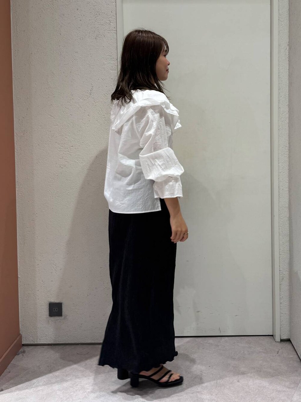 「女子ウケ、着痩せ・細見え、ガーリー、ローリーズスタイル_LOWRYS FARM、着痩せ、LOWRYS FARM、淡色コーデ、新作、きれいめカジュアル」｜「LOWRYS FARMのラインヒールサンダル　 323356（サンダル、ブラック系）」を使った、ことさん（レディース・155cm）の春コーディネートの4枚目の写真