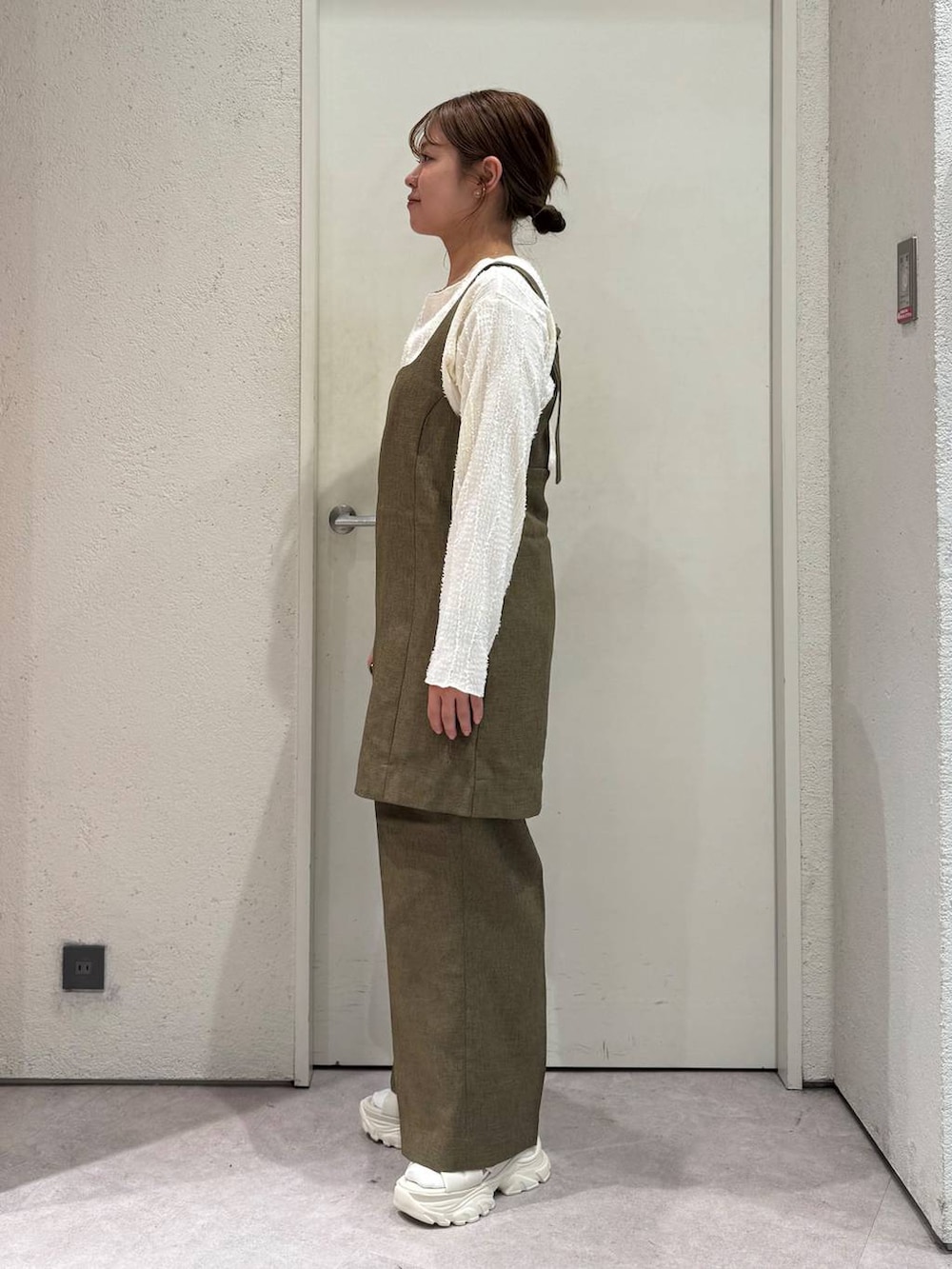 「女子ウケ、着痩せ・細見え、ガーリー、ローリーズスタイル_LOWRYS FARM、着痩せ、LOWRYS FARM、淡色コーデ、新作、きれいめカジュアル」｜「LOWRYS FARMのジャガードフリンジＬＳ　102891（Tシャツ/カットソー、ベージュ系）」を使った、ことさん（レディース・155cm）の春コーディネートの2枚目の写真
