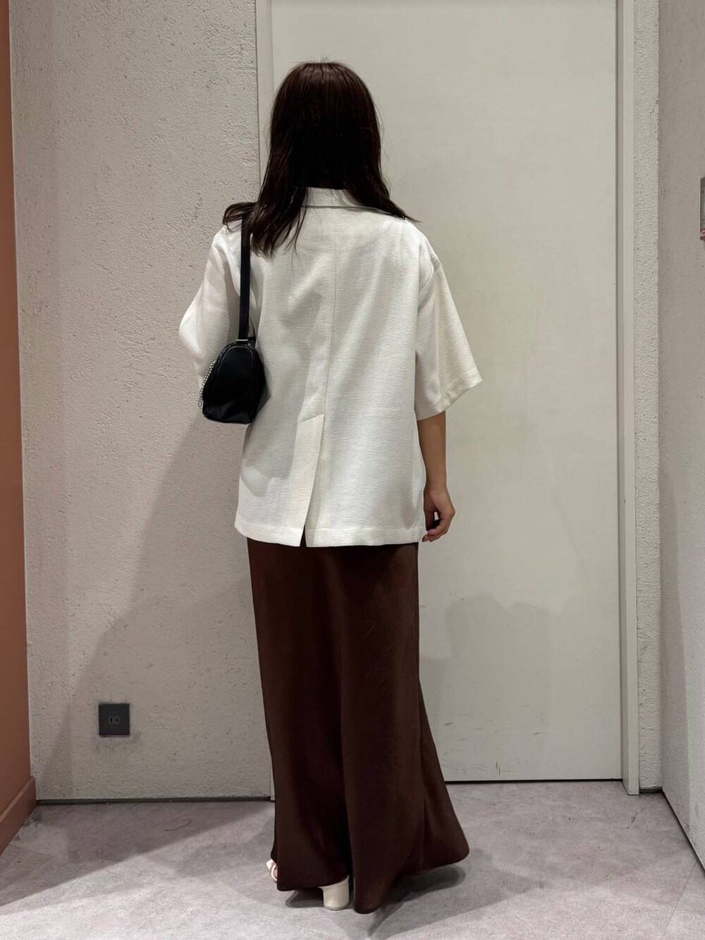 「女子ウケ、着痩せ・細見え、ガーリー、ローリーズスタイル_LOWRYS FARM、着痩せ、LOWRYS FARM、淡色コーデ、新作、きれいめカジュアル」｜「LOWRYS FARMのホップサックジャケットＳＳ253196（テーラードジャケット、ホワイト系）」を使った、ことさん（レディース・155cm）の春コーディネートの3枚目の写真