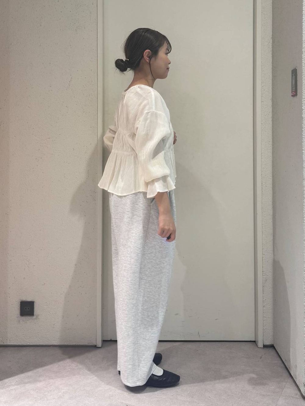 「LOWRYS FARM、淡色コーデ、女子ウケ、着痩せ・細見え、ガーリー、ローリーズスタイル_LOWRYS FARM、着痩せ、新作、きれいめカジュアル」｜「LOWRYS FARMのチャームツキミニトートＢＡＧ 284096（トートバッグ、ブラック系）」を使った、ことさん（レディース・155cm）の春コーディネートの4枚目の写真
