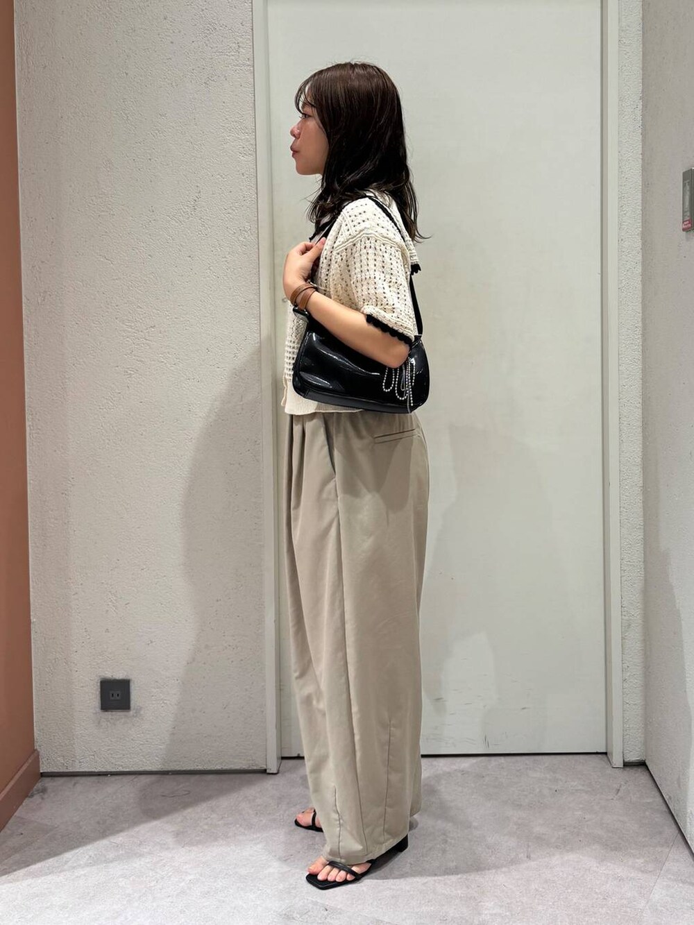 「女子ウケ、着痩せ・細見え、ガーリー、ローリーズスタイル_LOWRYS FARM、着痩せ、LOWRYS FARM、淡色コーデ、新作、きれいめカジュアル」｜「LOWRYS FARMのラインヒールサンダル　 323356（サンダル、ブラック系）」を使った、ことさん（レディース・155cm）の春コーディネートの2枚目の写真