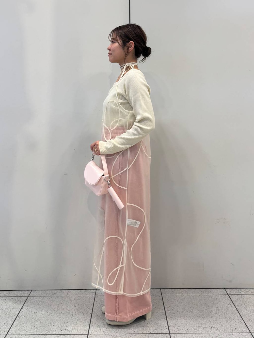 「女子ウケ、着痩せ・細見え、ガーリー、ローリーズスタイル_LOWRYS FARM、LOWRYS FARM、カラーパンツ、春コーデ、冬コーデ、春色、新作」|「LOWRYS FARMのストレッチヒールブーツ 140507(ブーツ、ホワイト系)」を使った、ことさん(レディース・155cm)の冬コーディネートの2枚目の写真