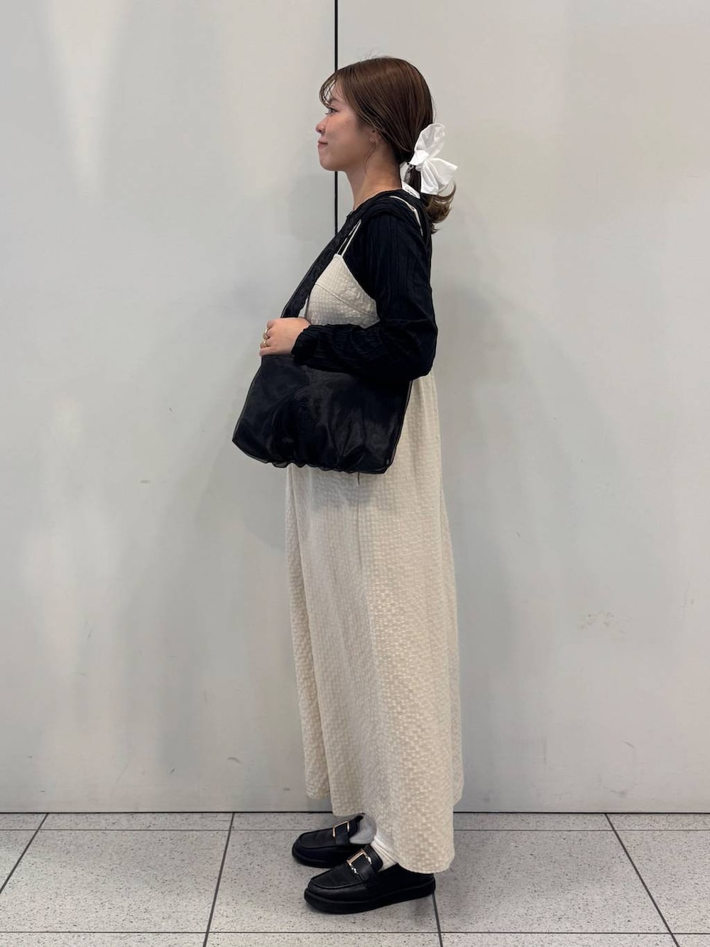 「女子ウケ、着痩せ・細見え、ガーリー、ローリーズスタイル_LOWRYS FARM、着痩せ、LOWRYS FARM、淡色コーデ、新作、きれいめカジュアル」｜「GLOBAL WORKのエアかる厚底ローファー/136031（ローファー、ブラック系）」を使った、ことさん（レディース・155cm）の冬コーディネートの2枚目の写真