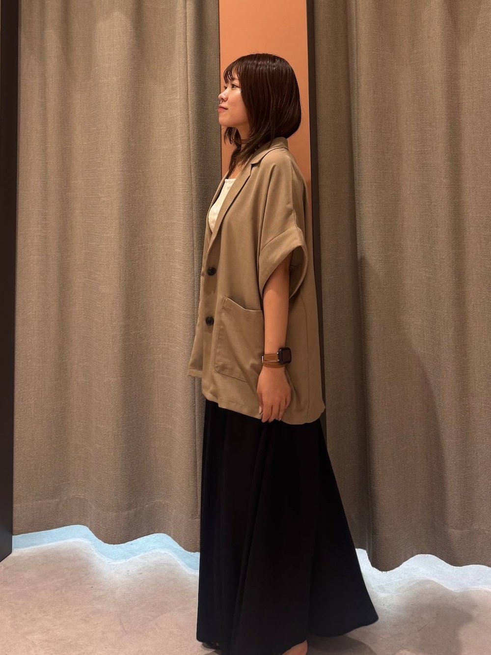 「淡色コーデ、女子ウケ、着痩せ・細見え、ガーリー、ローリーズスタイル_LOWRYS FARM、着痩せ、LOWRYS FARM、新作、きれいめカジュアル」｜「LOWRYS FARMのポインテッドナローサンダル  287486（サンダル、ブラック系）」を使った、ことさん（レディース・155cm）の夏コーディネートの2枚目の写真