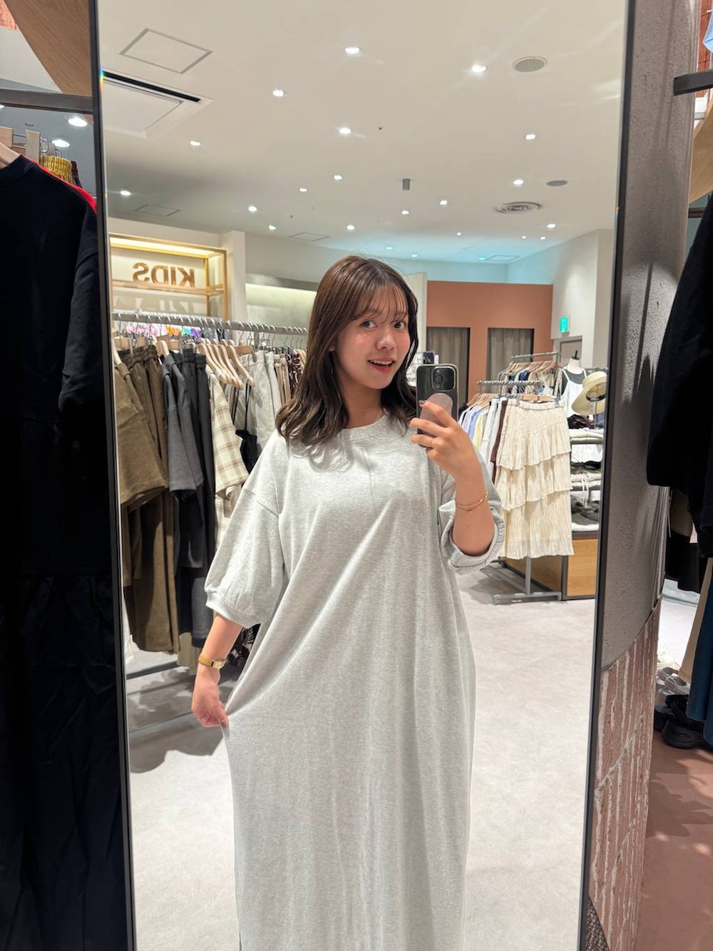 「女子ウケ、着痩せ・細見え、ガーリー、ローリーズスタイル_LOWRYS FARM、着痩せ、LOWRYS FARM、淡色コーデ、新作、きれいめカジュアル」｜「LOWRYS FARMのモンスタールーズワンピース497281（ワンピース、グレー系）」を使った、ことさん（レディース・155cm）の夏コーディネートの2枚目の写真