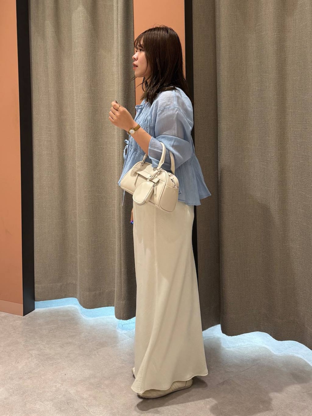 「女子ウケ、着痩せ・細見え、ガーリー、ローリーズスタイル_LOWRYS FARM、着痩せ、LOWRYS FARM、淡色コーデ、新作、きれいめカジュアル」｜「LOWRYS FARMのダブルバンドパフスニーカー 287447（スニーカー、ホワイト系）」を使った、ことさん（レディース・155cm）の夏コーディネートの2枚目の写真