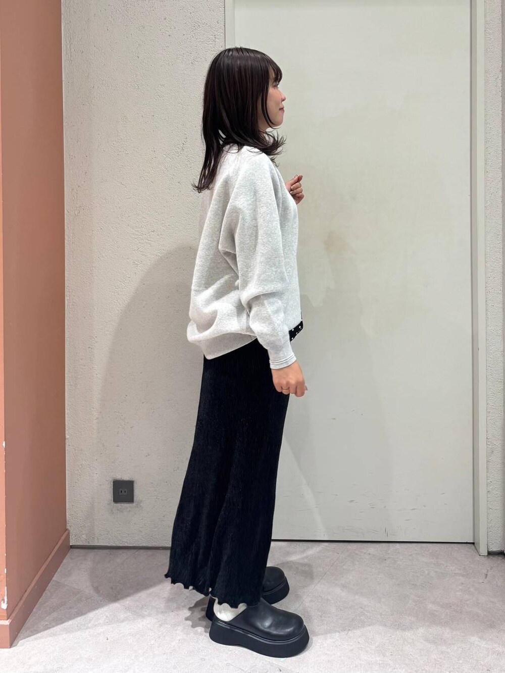 その他のショルダーバッグ、ブラック系のサンダル、グレー系のニット/セーターを着用したレディースの秋コーディネートの2枚目の写真