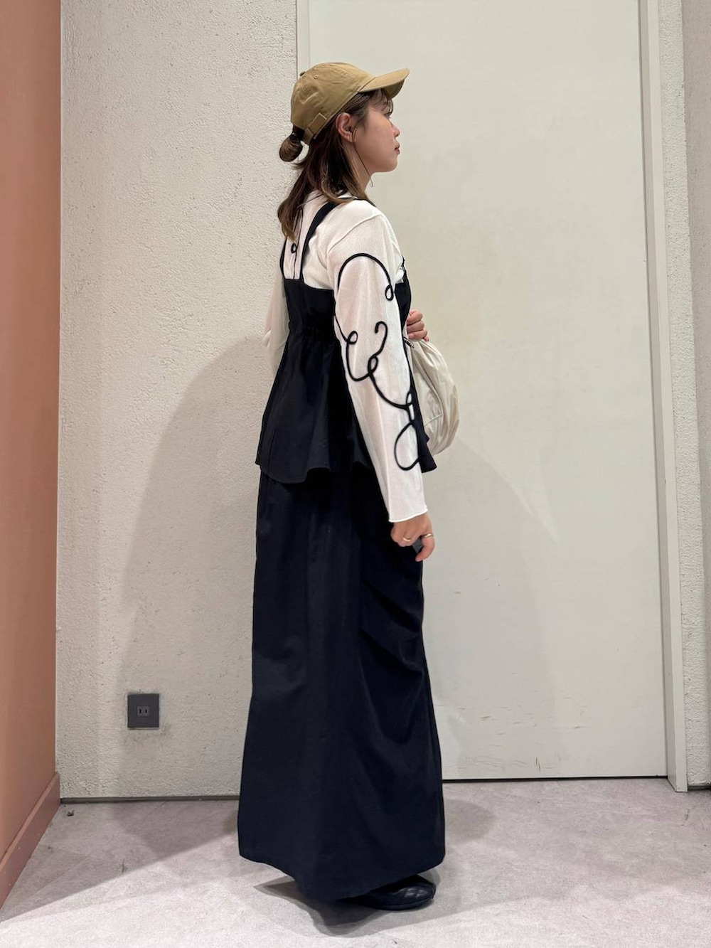 「女子ウケ、着痩せ・細見え、ガーリー、ローリーズスタイル_LOWRYS FARM、着痩せ、LOWRYS FARM、淡色コーデ、新作、きれいめカジュアル」｜「LOWRYS FARMのソフカルギャザーＢＩＧトート　 288137（トートバッグ、ベージュ系）」を使った、ことさん（レディース・155cm）の春コーディネートの4枚目の写真