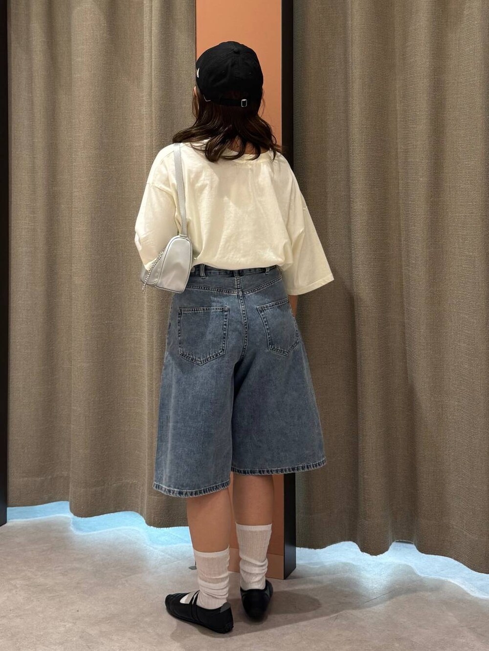 「女子ウケ、着痩せ・細見え、ガーリー、ローリーズスタイル_LOWRYS FARM、着痩せ、LOWRYS FARM、淡色コーデ、新作、きれいめカジュアル」｜「LOWRYS FARMのＣＡＳＵＡＬＣＬＡＳＳＩＣ　283699（キャップ、ブルー系）」を使った、ことさん（レディース・155cm）の春コーディネートの3枚目の写真