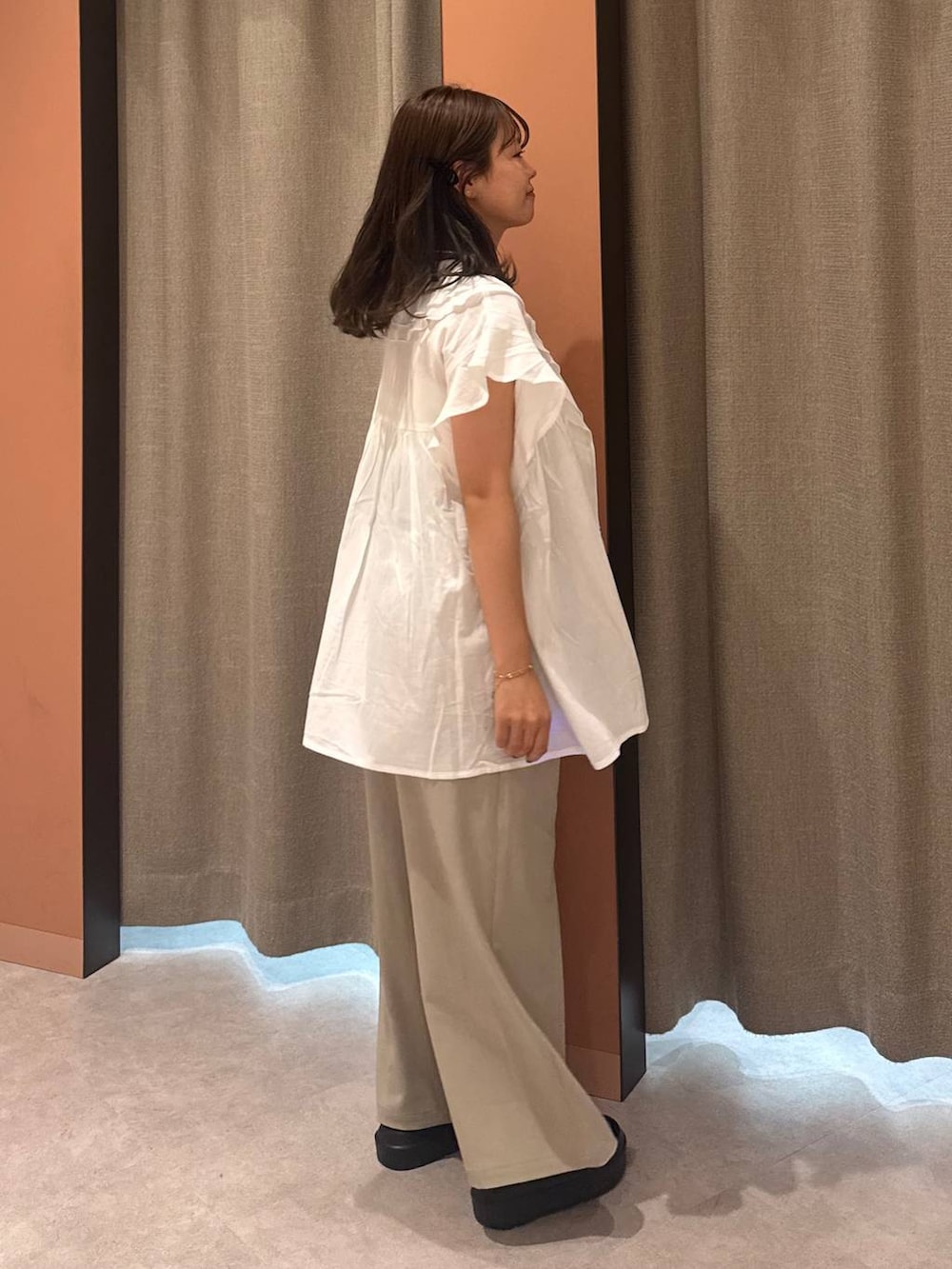 「女子ウケ、着痩せ・細見え、ガーリー、ローリーズスタイル_LOWRYS FARM、着痩せ、LOWRYS FARM、淡色コーデ、新作、きれいめカジュアル」｜「LOWRYS FARMのイージーワイドカーブパンツ 327286（その他パンツ、ベージュ系）」を使った、ことさん（レディース・155cm）の夏コーディネートの4枚目の写真