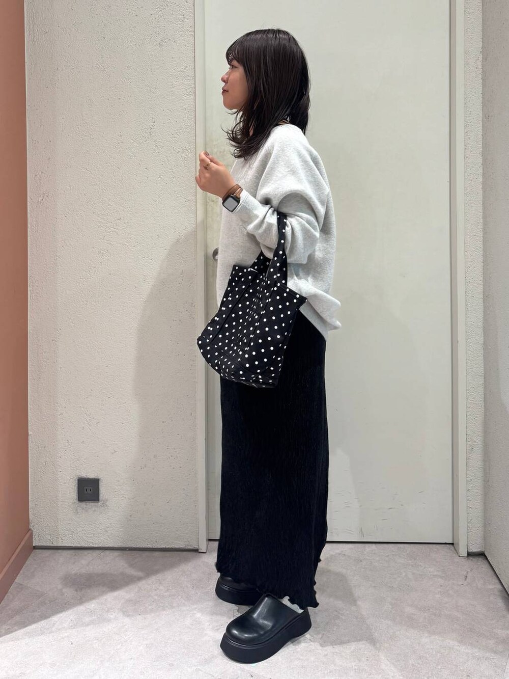 その他のショルダーバッグ、ブラック系のサンダル、グレー系のニット/セーターを着用したレディースの秋コーディネートの4枚目の写真