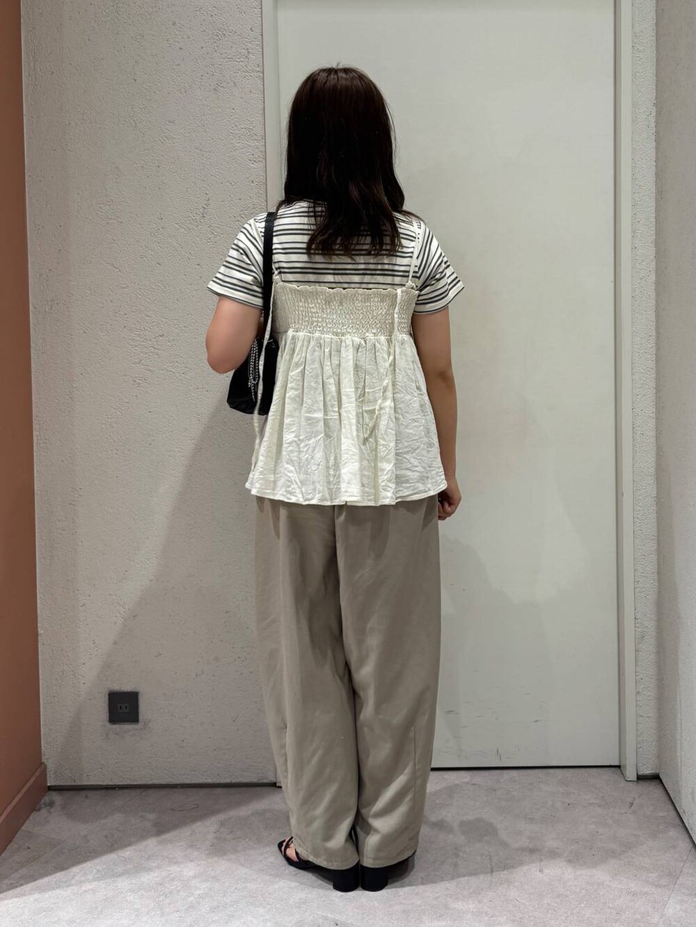 「女子ウケ、着痩せ・細見え、ガーリー、ローリーズスタイル_LOWRYS FARM、着痩せ、LOWRYS FARM、淡色コーデ、新作、きれいめカジュアル」|「LOWRYS FARMのフライスチビTシャツSS 111954(Tシャツ/カットソー、ホワイト系)」を使った、ことさん(レディース・155cm)の春コーディネートの3枚目の写真