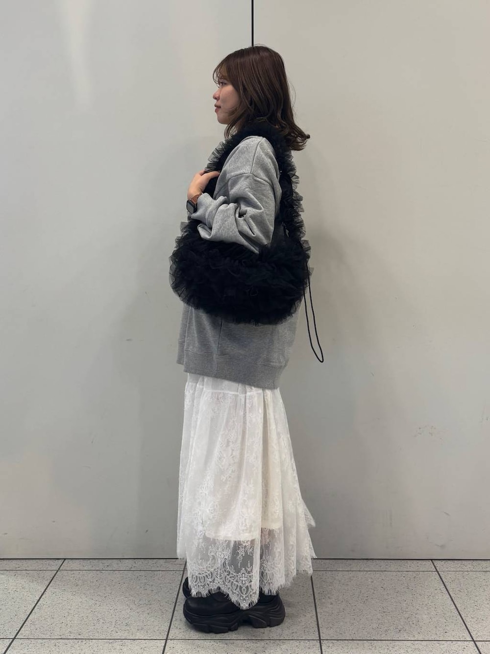 「女子ウケ、着痩せ・細見え、ガーリー、メンズライク、スウェット、ローリーズスタイル_LOWRYS FARM、LOWRYS FARM、春コーデ、冬コーデ、新作」｜「LOWRYS FARMのストレッチスニーカーブーツ　133385（ブーツ、ブラック系）」を使った、ことさん（レディース・155cm）の冬コーディネートの2枚目の写真