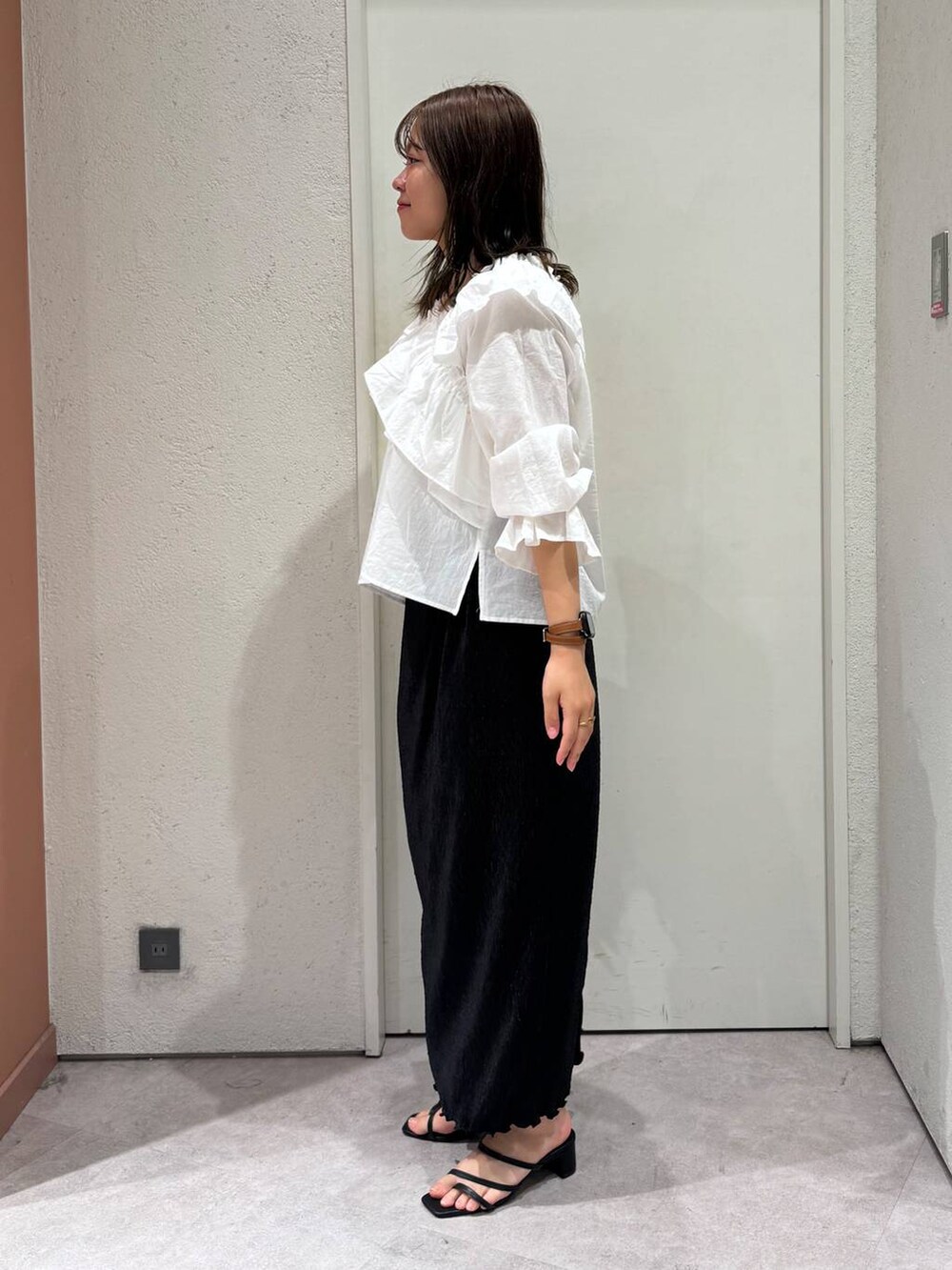 「女子ウケ、着痩せ・細見え、ガーリー、ローリーズスタイル_LOWRYS FARM、着痩せ、LOWRYS FARM、淡色コーデ、新作、きれいめカジュアル」｜「LOWRYS FARMのラインヒールサンダル　 323356（サンダル、ブラック系）」を使った、ことさん（レディース・155cm）の春コーディネートの2枚目の写真