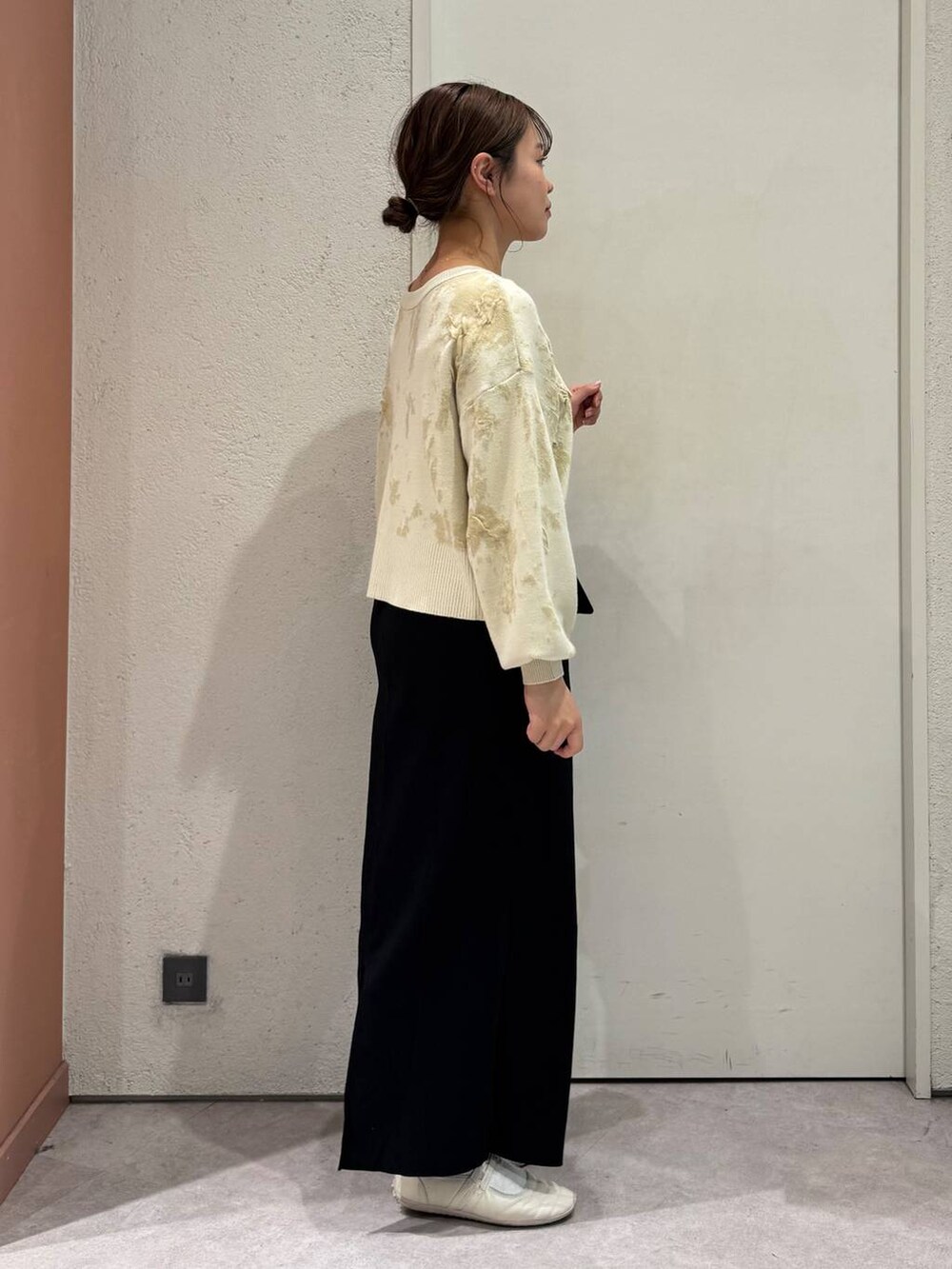 「女子ウケ、着痩せ・細見え、ガーリー、ローリーズスタイル_LOWRYS FARM、着痩せ、LOWRYS FARM、淡色コーデ、新作、きれいめカジュアル」｜「LOWRYS FARMのカットリブタイトスカート　103920（スカート、ブラック系）」を使った、ことさん（レディース・155cm）の春コーディネートの4枚目の写真