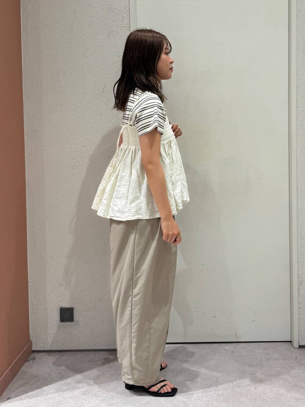 「女子ウケ、着痩せ・細見え、ガーリー、ローリーズスタイル_LOWRYS FARM、着痩せ、LOWRYS FARM、淡色コーデ、新作、きれいめカジュアル」|「LOWRYS FARMのフライスチビTシャツSS 111954(Tシャツ/カットソー、ホワイト系)」を使った、ことさん(レディース・155cm)の春コーディネートの4枚目の写真