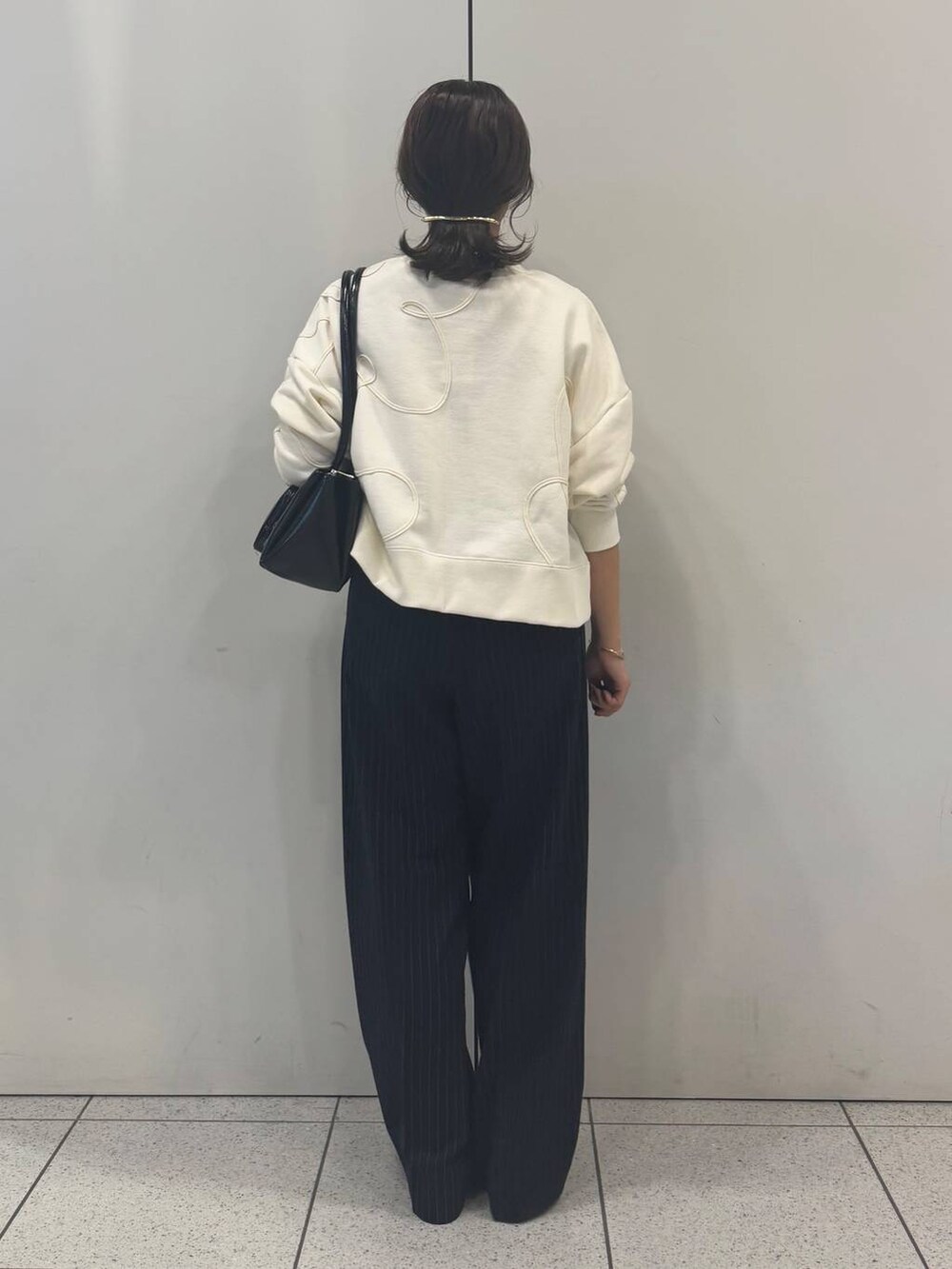 「ローリーズスタイル_LOWRYS FARM、LOWRYS FARM、春コーデ、冬コーデ、新作、パンツ、女子ウケ、着痩せ・細見え、ガーリー」｜「LOWRYS FARMの４ＲＯＯＭショルダーＢＡＧ138730（ショルダーバッグ、ブラック系）」を使った、ことさん（レディース・155cm）の冬コーディネートの3枚目の写真
