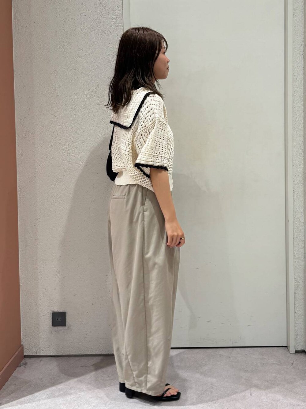 「女子ウケ、着痩せ・細見え、ガーリー、ローリーズスタイル_LOWRYS FARM、着痩せ、LOWRYS FARM、淡色コーデ、新作、きれいめカジュアル」｜「LOWRYS FARMのラインヒールサンダル　 323356（サンダル、ブラック系）」を使った、ことさん（レディース・155cm）の春コーディネートの4枚目の写真