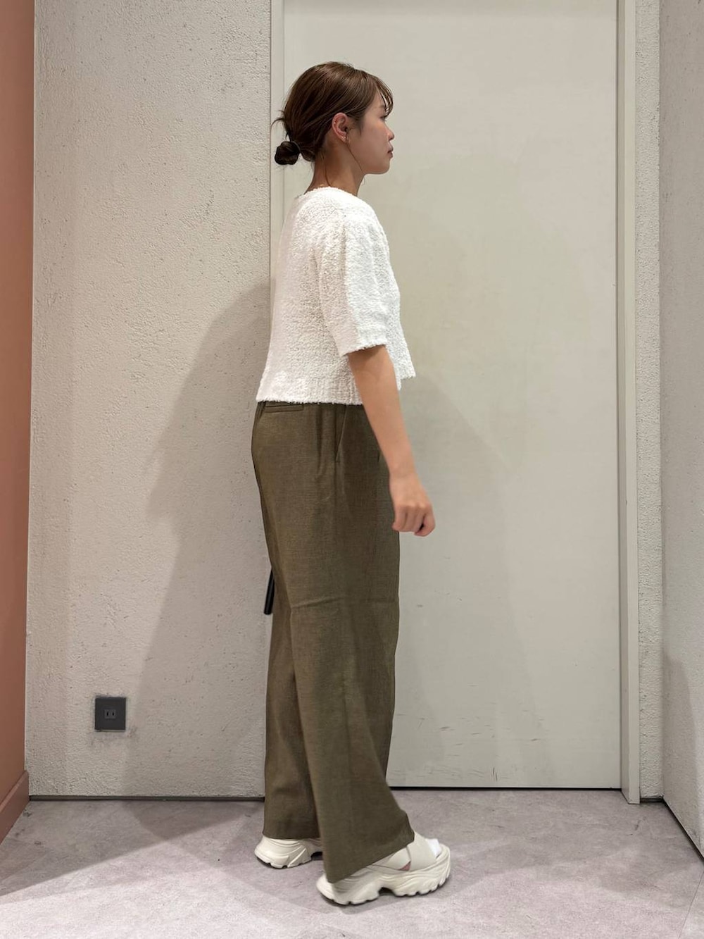 「女子ウケ、着痩せ・細見え、ガーリー、ローリーズスタイル_LOWRYS FARM、着痩せ、LOWRYS FARM、淡色コーデ、新作、きれいめカジュアル」｜「LOWRYS FARMのホップサックワイドパンツ2 42754（スラックス、ブラウン系）」を使った、ことさん（レディース・155cm）の春コーディネートの4枚目の写真