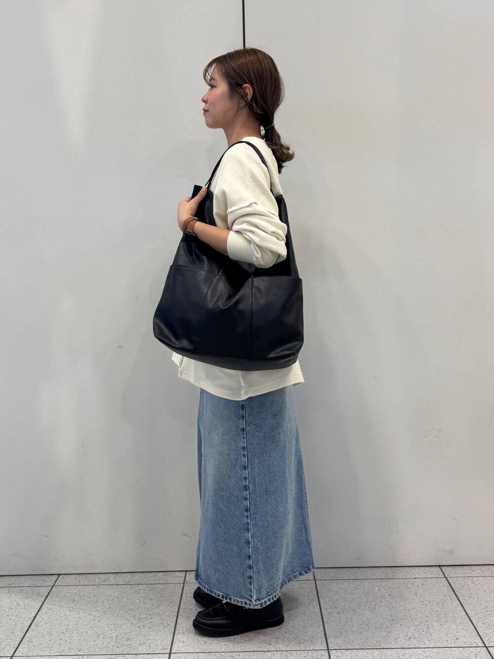 「女子ウケ、着痩せ・細見え、ガーリー、ローリーズスタイル_LOWRYS FARM、着痩せ、LOWRYS FARM、淡色コーデ、新作、きれいめカジュアル」｜「GLOBAL WORKのエアかる厚底ローファー/136031（ローファー、ブラック系）」を使った、ことさん（レディース・155cm）の春コーディネートの2枚目の写真