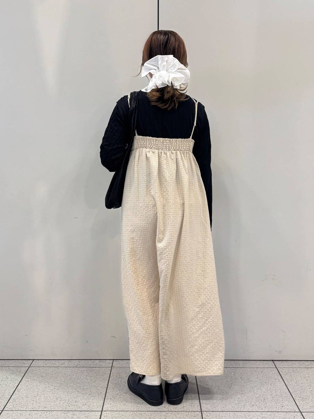 「女子ウケ、着痩せ・細見え、ガーリー、ローリーズスタイル_LOWRYS FARM、着痩せ、LOWRYS FARM、淡色コーデ、新作、きれいめカジュアル」｜「GLOBAL WORKのエアかる厚底ローファー/136031（ローファー、ブラック系）」を使った、ことさん（レディース・155cm）の冬コーディネートの3枚目の写真