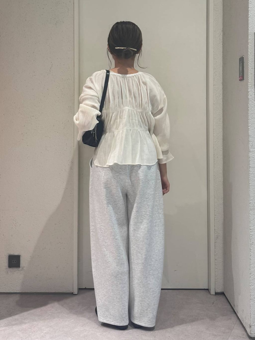「LOWRYS FARM、淡色コーデ、女子ウケ、着痩せ・細見え、ガーリー、ローリーズスタイル_LOWRYS FARM、着痩せ、新作、きれいめカジュアル」｜「LOWRYS FARMのチャームツキミニトートＢＡＧ 284096（トートバッグ、ブラック系）」を使った、ことさん（レディース・155cm）の春コーディネートの3枚目の写真