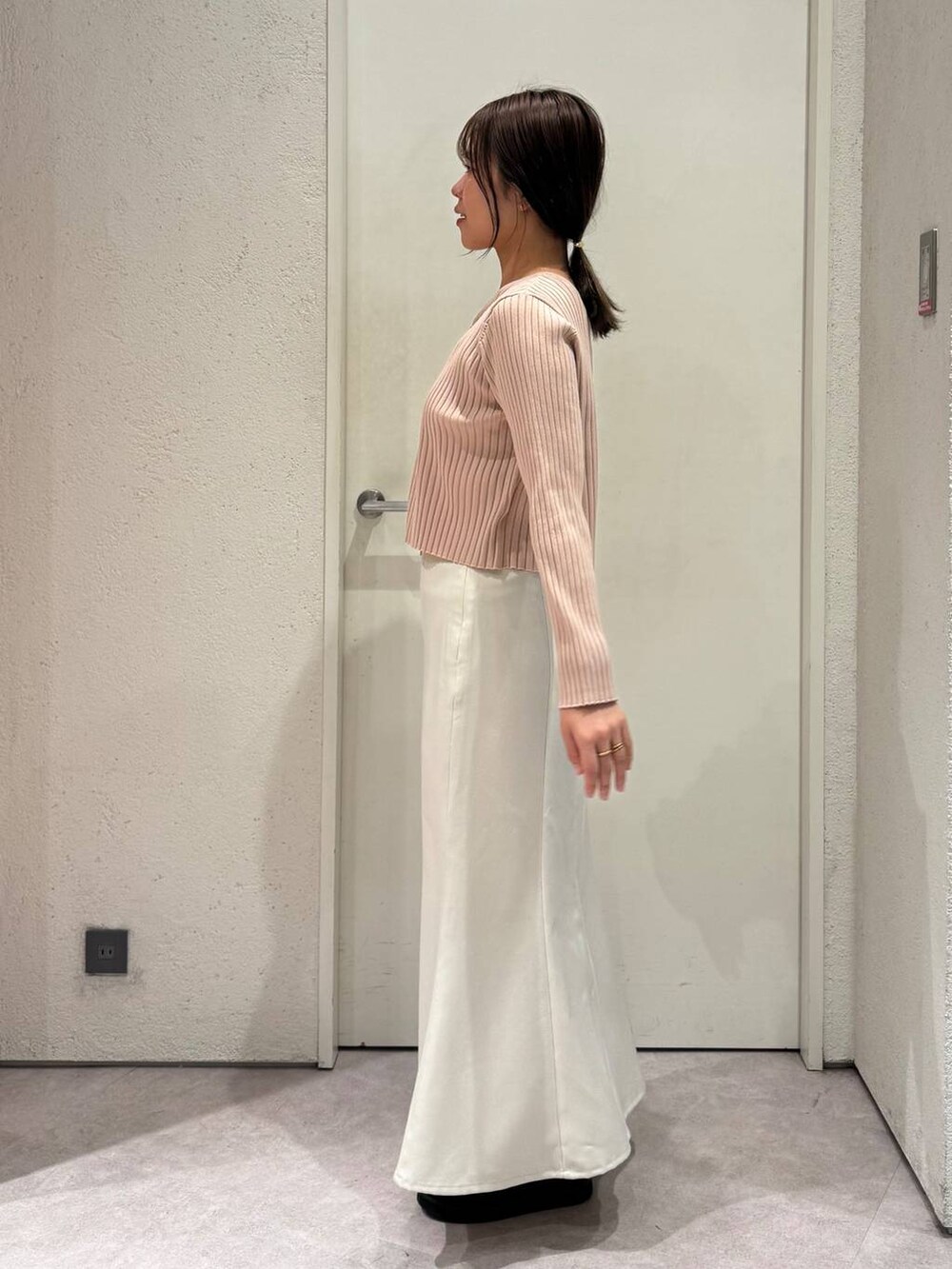 「女子ウケ、着痩せ・細見え、ガーリー、ローリーズスタイル_LOWRYS FARM、着痩せ、LOWRYS FARM、淡色コーデ、新作、きれいめカジュアル」｜「GLOBAL WORKのエアかる厚底ローファー/136031（ローファー、ブラック系）」を使った、ことさん（レディース・155cm）の春コーディネートの2枚目の写真