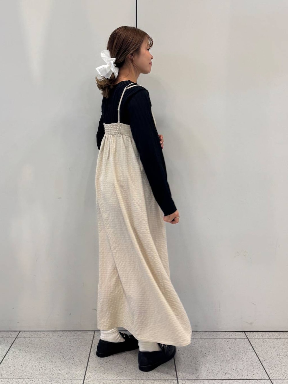 「女子ウケ、着痩せ・細見え、ガーリー、ローリーズスタイル_LOWRYS FARM、着痩せ、LOWRYS FARM、淡色コーデ、新作、きれいめカジュアル」｜「GLOBAL WORKのエアかる厚底ローファー/136031（ローファー、ブラック系）」を使った、ことさん（レディース・155cm）の冬コーディネートの4枚目の写真
