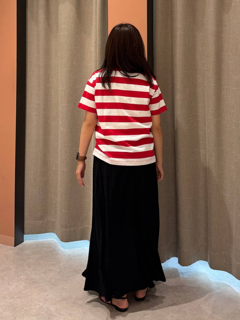 「女子ウケ、着痩せ・細見え、ガーリー、ローリーズスタイル_LOWRYS FARM、着痩せ、LOWRYS FARM、淡色コーデ、新作、きれいめカジュアル」｜「LOWRYS FARMのポインテッドナローサンダル  287486（サンダル、ブラック系）」を使った、ことさん（レディース・155cm）の夏コーディネートの3枚目の写真