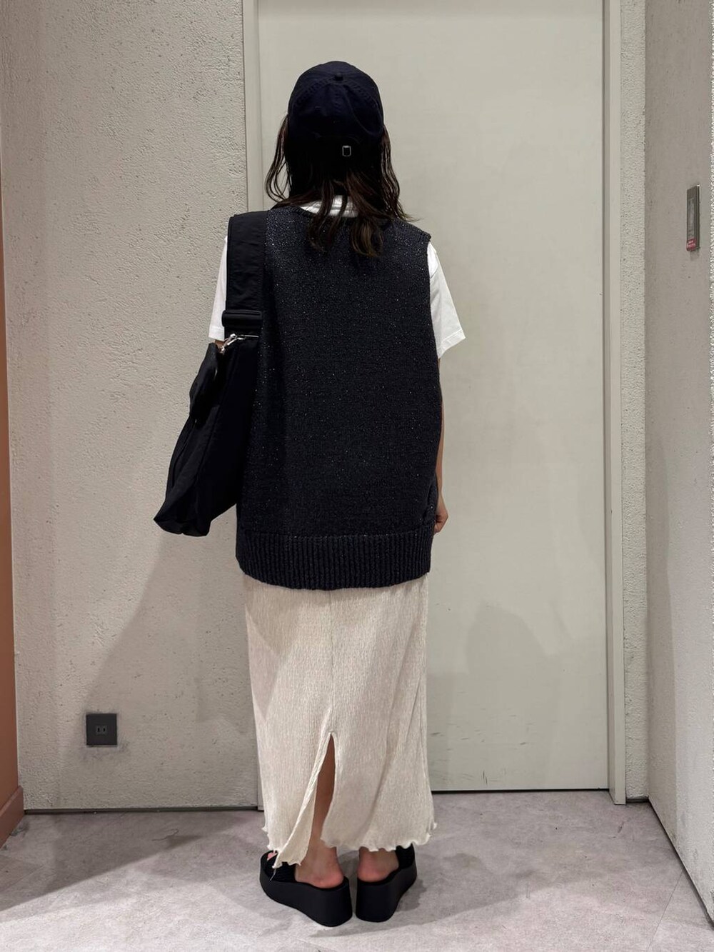 「女子ウケ、着痩せ・細見え、ガーリー、ローリーズスタイル_LOWRYS FARM、着痩せ、LOWRYS FARM、淡色コーデ、新作、きれいめカジュアル」｜「LOWRYS FARMのアソートロゴＴＥＥ　288814（Tシャツ/カットソー、ホワイト系）」を使った、ことさん（レディース・155cm）の春コーディネートの3枚目の写真