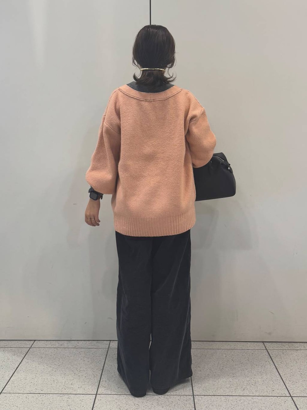 ブラック系のローファー、ブラウン系のショルダーバッグ、グレー系のその他パンツを着用したレディースの冬コーディネートの3枚目の写真