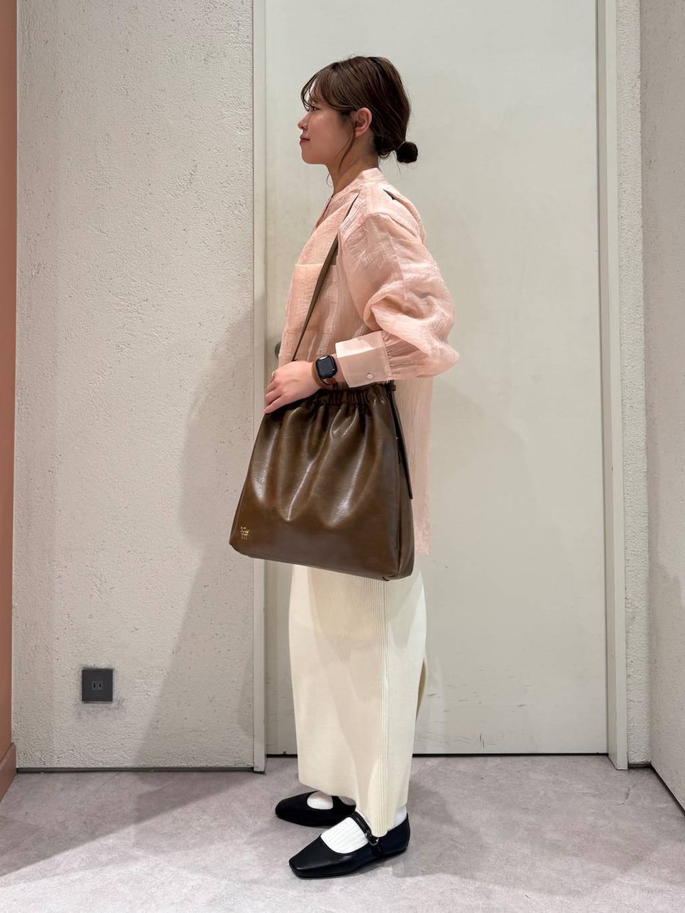 「女子ウケ、着痩せ・細見え、ガーリー、ローリーズスタイル_LOWRYS FARM、着痩せ、LOWRYS FARM、淡色コーデ、新作、きれいめカジュアル」｜「LOWRYS FARMのバンドシアーシャツＬＳ　289340（シャツ/ブラウス、ピンク系）」を使った、ことさん（レディース・155cm）の春コーディネートの2枚目の写真
