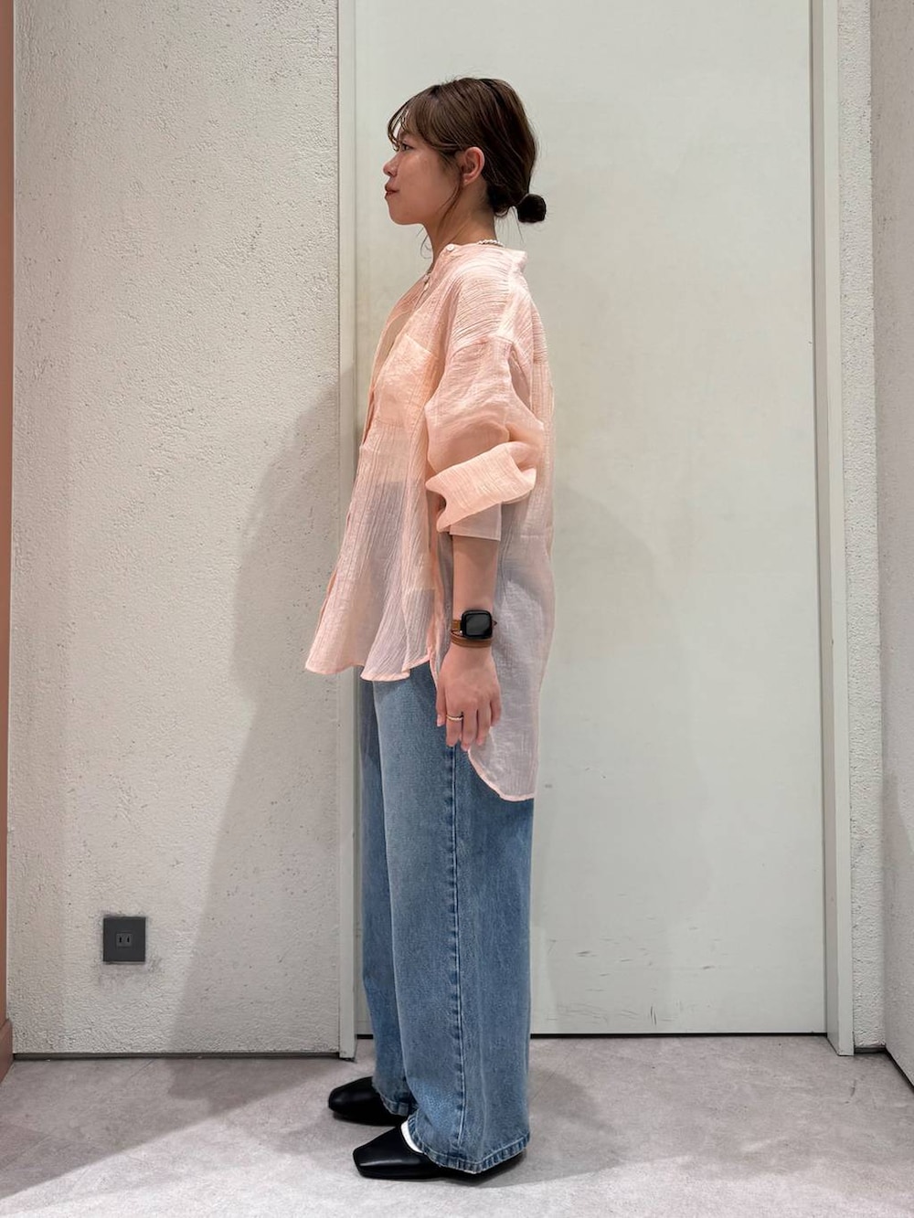 「女子ウケ、着痩せ・細見え、ガーリー、ローリーズスタイル_LOWRYS FARM、着痩せ、LOWRYS FARM、淡色コーデ、新作、きれいめカジュアル」｜「LOWRYS FARMのベルトフラットシューズ 283805（バレエシューズ、ブラック系）」を使った、ことさん（レディース・155cm）の春コーディネートの2枚目の写真