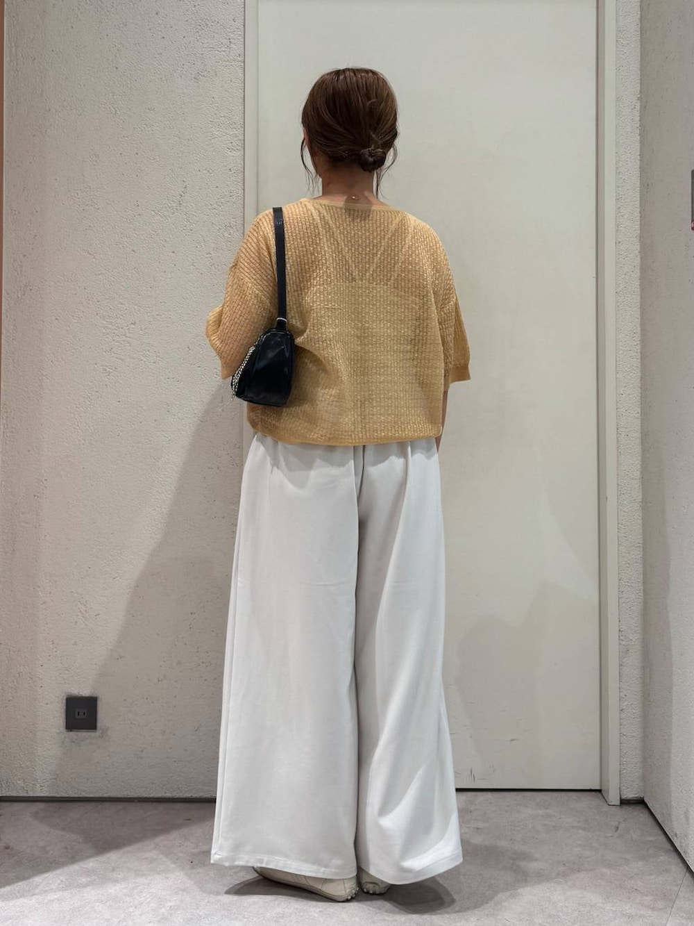 「女子ウケ、着痩せ・細見え、ガーリー、ローリーズスタイル_LOWRYS FARM、着痩せ、LOWRYS FARM、淡色コーデ、新作、きれいめカジュアル」｜「LOWRYS FARMのダブルバンドパフスニーカー 287447（スニーカー、ホワイト系）」を使った、ことさん（レディース・155cm）の春コーディネートの3枚目の写真
