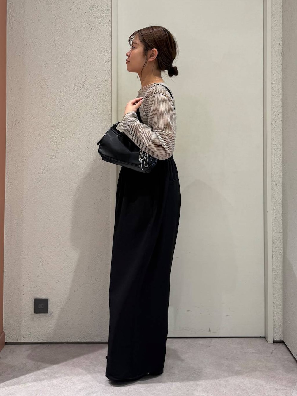 「女子ウケ、着痩せ・細見え、ガーリー、ローリーズスタイル_LOWRYS FARM、着痩せ、LOWRYS FARM、淡色コーデ、新作、きれいめカジュアル」｜「LOWRYS FARMのチャームツキミニトートＢＡＧ 284096（トートバッグ、ブラック系）」を使った、ことさん（レディース・155cm）の春コーディネートの2枚目の写真