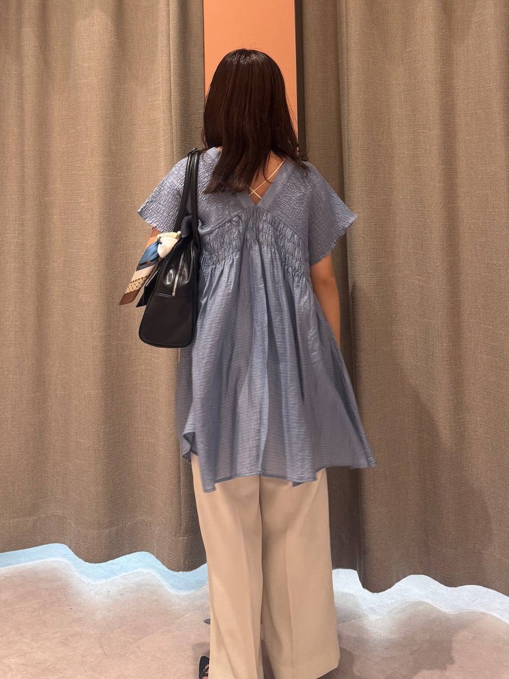 「女子ウケ、きれいめカジュアル、着痩せ・細見え、ガーリー、ローリーズスタイル_LOWRYS FARM、着痩せ、LOWRYS FARM、淡色コーデ、新作」｜「LOWRYS FARMのホップサックワイドパンツ　242754（スラックス、ホワイト系）」を使った、ことさん（レディース・155cm）の夏コーディネートの3枚目の写真