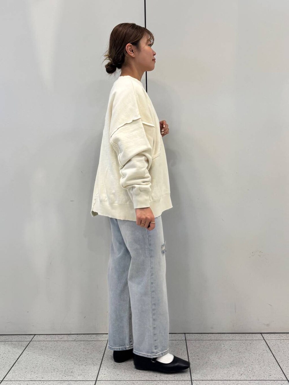 「女子ウケ、着痩せ・細見え、ガーリー、ローリーズスタイル_LOWRYS FARM、着痩せ、LOWRYS FARM、淡色コーデ、新作、きれいめカジュアル」｜「LOWRYS FARMのギャザーショルダーＢＡＧ 149613（ショルダーバッグ、ブラウン系）」を使った、ことさん（レディース・155cm）の春コーディネートの4枚目の写真