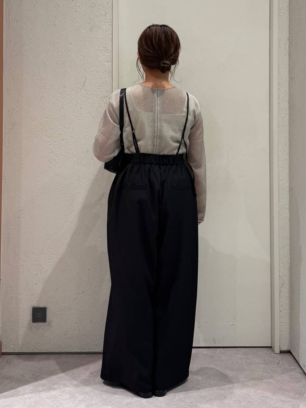「女子ウケ、着痩せ・細見え、ガーリー、ローリーズスタイル_LOWRYS FARM、着痩せ、LOWRYS FARM、淡色コーデ、新作、きれいめカジュアル」｜「LOWRYS FARMのチャームツキミニトートＢＡＧ 284096（トートバッグ、ブラック系）」を使った、ことさん（レディース・155cm）の春コーディネートの3枚目の写真