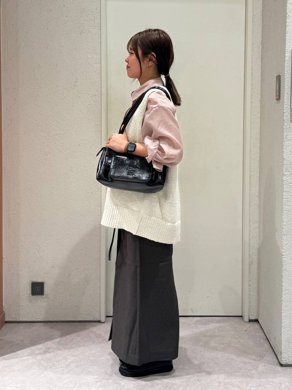 「女子ウケ、着痩せ・細見え、ガーリー、ローリーズスタイル_LOWRYS FARM、着痩せ、LOWRYS FARM、淡色コーデ、新作、きれいめカジュアル」｜「GLOBAL WORKのエアかる厚底ローファー/136031（ローファー、ブラック系）」を使った、ことさん（レディース・155cm）の春コーディネートの2枚目の写真