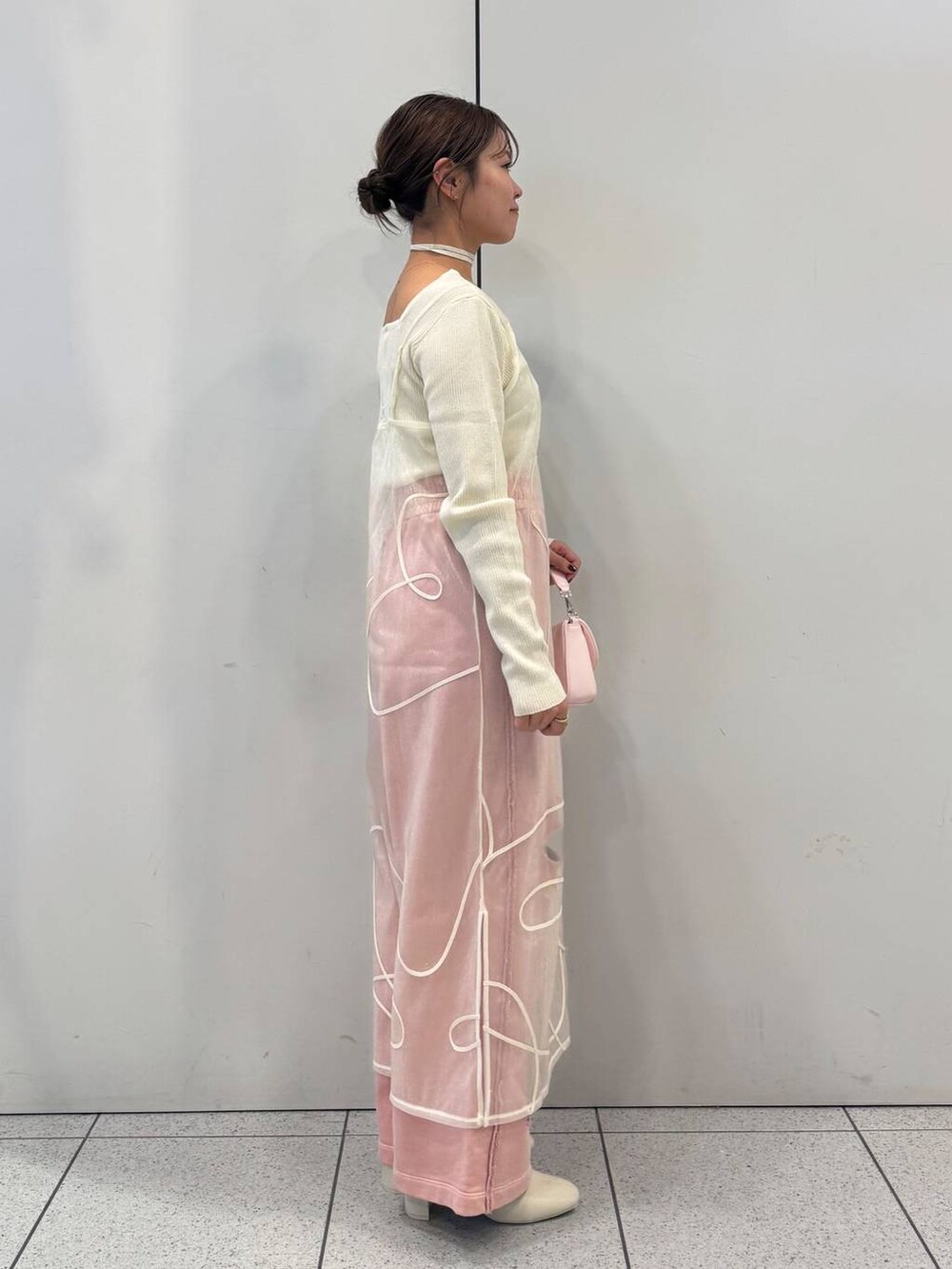 「女子ウケ、着痩せ・細見え、ガーリー、ローリーズスタイル_LOWRYS FARM、LOWRYS FARM、カラーパンツ、春コーデ、冬コーデ、春色、新作」|「LOWRYS FARMのストレッチヒールブーツ 140507(ブーツ、ホワイト系)」を使った、ことさん(レディース・155cm)の冬コーディネートの4枚目の写真