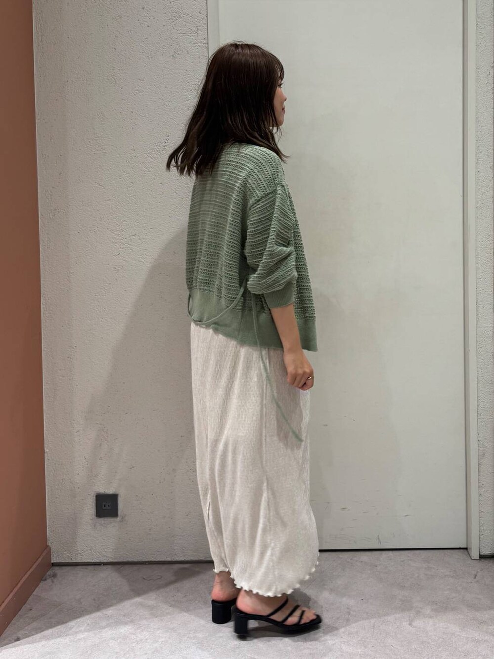 「女子ウケ、着痩せ・細見え、ガーリー、ローリーズスタイル_LOWRYS FARM、着痩せ、LOWRYS FARM、淡色コーデ、新作、きれいめカジュアル」｜「LOWRYS FARMのラインヒールサンダル　 323356（サンダル、ブラック系）」を使った、ことさん（レディース・155cm）の春コーディネートの4枚目の写真