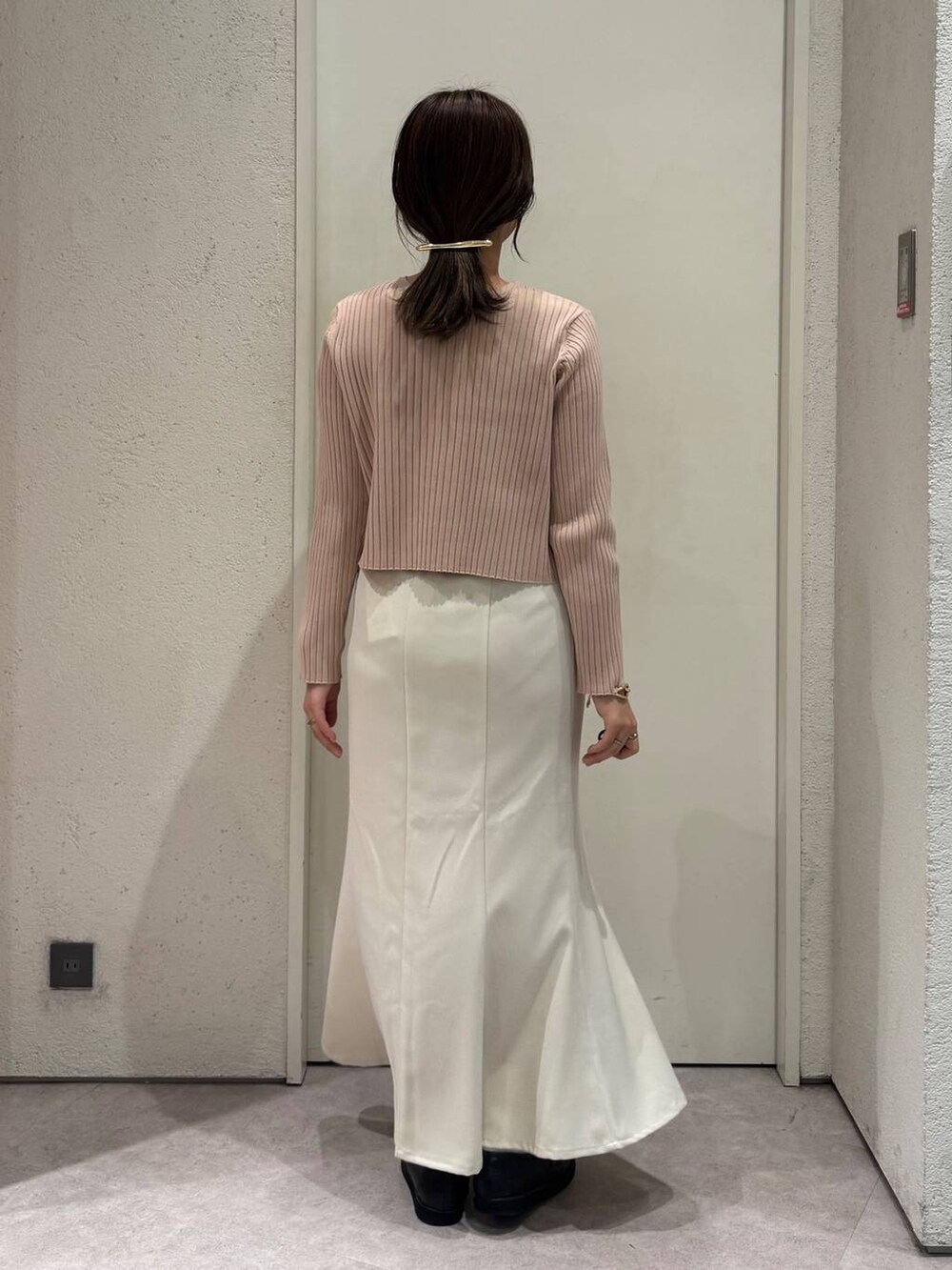 「女子ウケ、着痩せ・細見え、ガーリー、ローリーズスタイル_LOWRYS FARM、着痩せ、LOWRYS FARM、淡色コーデ、新作、きれいめカジュアル」｜「GLOBAL WORKのエアかる厚底ローファー/136031（ローファー、ブラック系）」を使った、ことさん（レディース・155cm）の春コーディネートの3枚目の写真