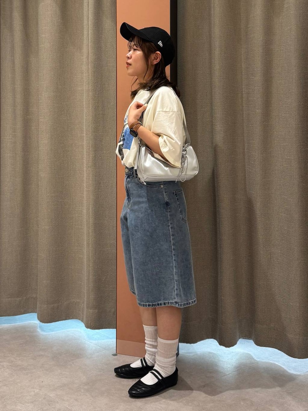 「女子ウケ、着痩せ・細見え、ガーリー、ローリーズスタイル_LOWRYS FARM、着痩せ、LOWRYS FARM、淡色コーデ、新作、きれいめカジュアル」｜「LOWRYS FARMのＣＡＳＵＡＬＣＬＡＳＳＩＣ　283699（キャップ、ブルー系）」を使った、ことさん（レディース・155cm）の春コーディネートの2枚目の写真