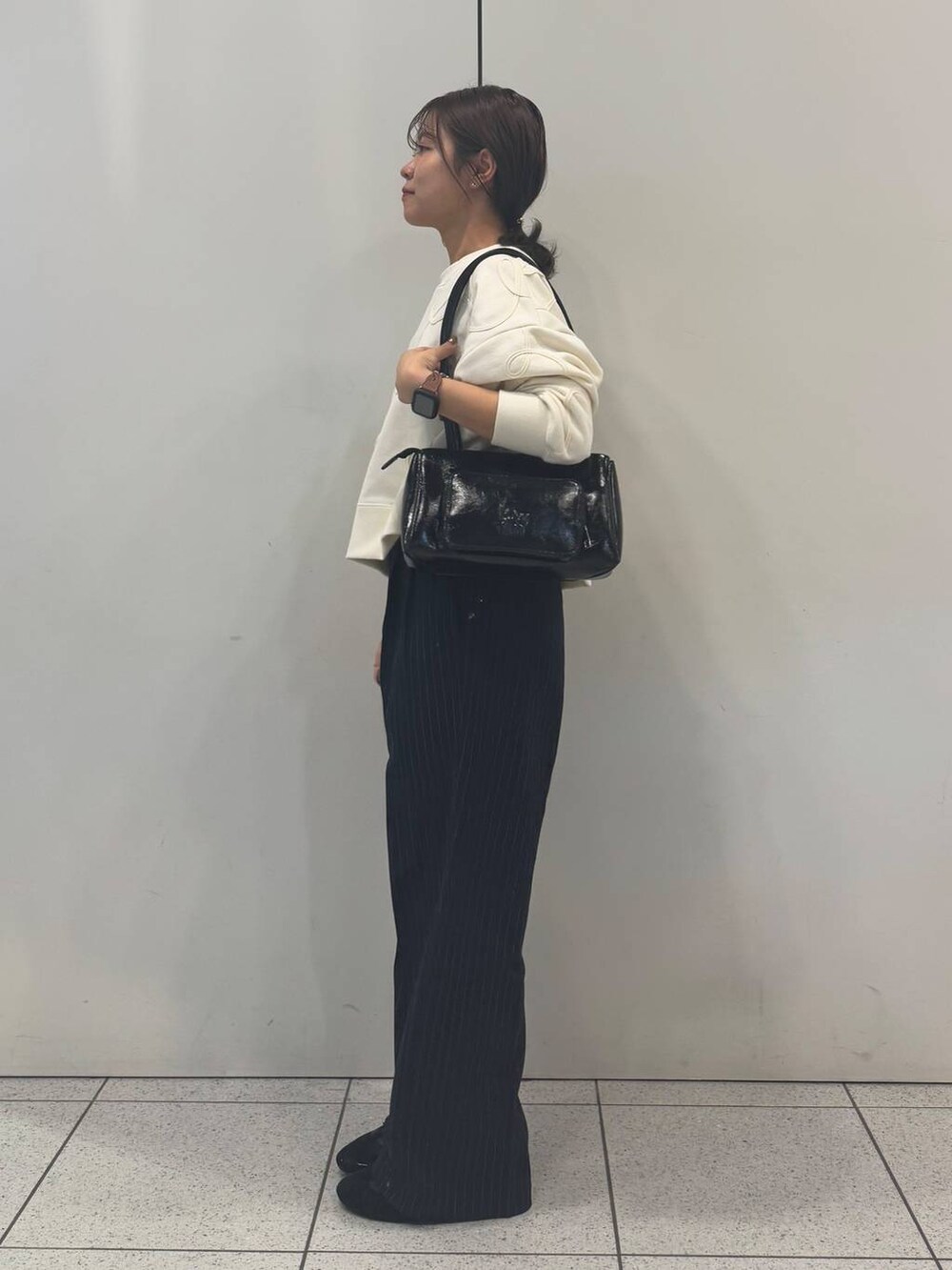 「ローリーズスタイル_LOWRYS FARM、LOWRYS FARM、春コーデ、冬コーデ、新作、パンツ、女子ウケ、着痩せ・細見え、ガーリー」｜「LOWRYS FARMの４ＲＯＯＭショルダーＢＡＧ138730（ショルダーバッグ、ブラック系）」を使った、ことさん（レディース・155cm）の冬コーディネートの2枚目の写真