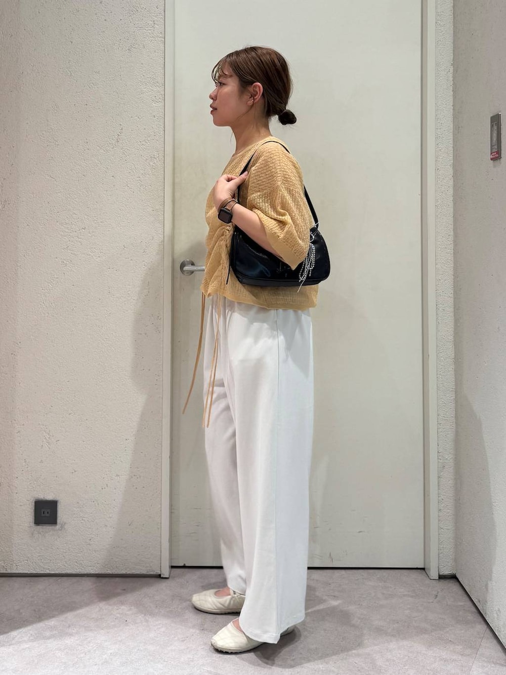 「女子ウケ、着痩せ・細見え、ガーリー、ローリーズスタイル_LOWRYS FARM、着痩せ、LOWRYS FARM、淡色コーデ、新作、きれいめカジュアル」｜「LOWRYS FARMのダブルバンドパフスニーカー 287447（スニーカー、ホワイト系）」を使った、ことさん（レディース・155cm）の春コーディネートの2枚目の写真