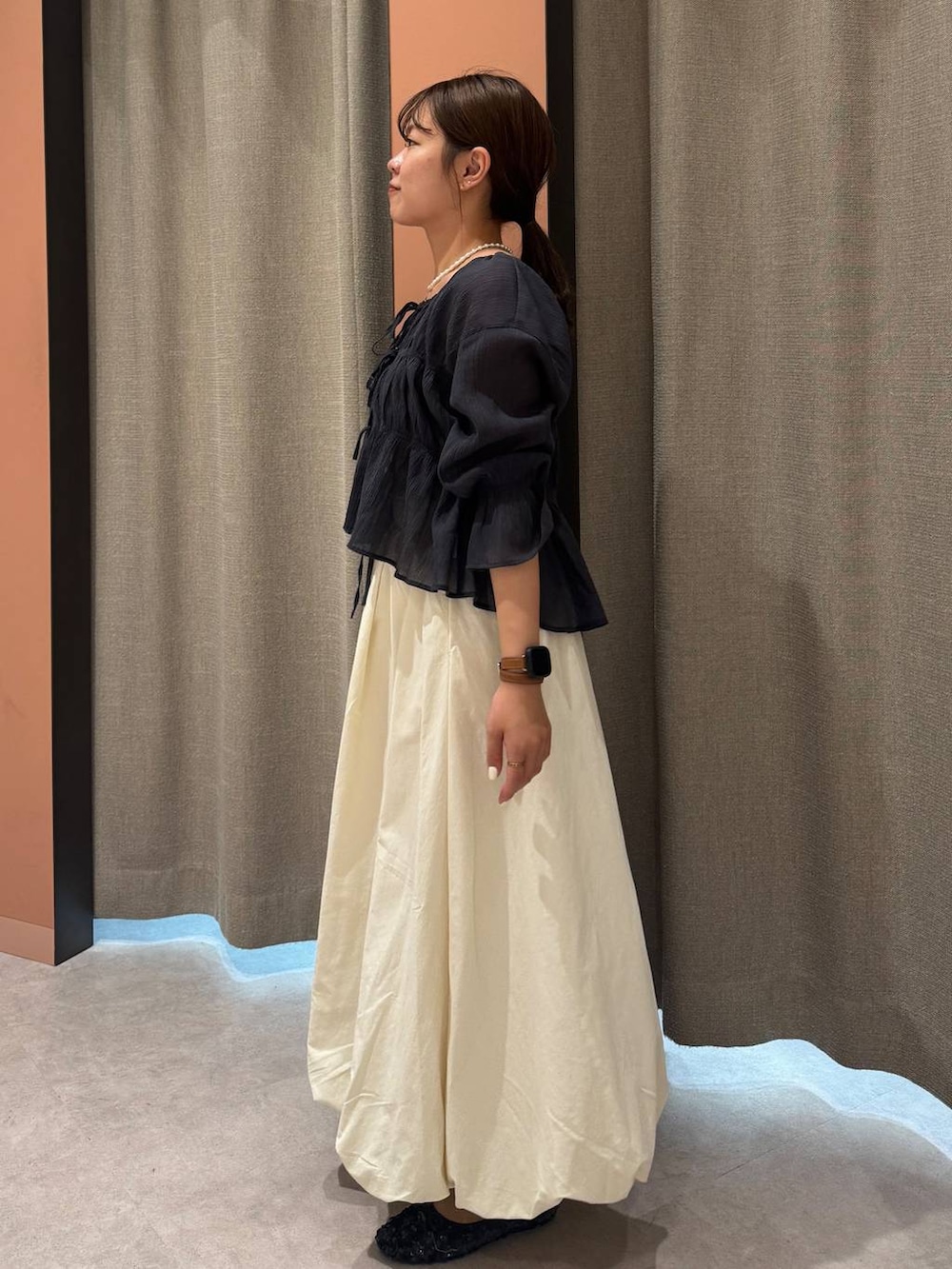 「女子ウケ、着痩せ・細見え、ガーリー、ローリーズスタイル_LOWRYS FARM、着痩せ、LOWRYS FARM、淡色コーデ、新作、きれいめカジュアル」｜「LOWRYS FARMのヨウリュウシャーリング６Ｓ 289797（シャツ/ブラウス、グレー系）」を使った、ことさん（レディース・155cm）の夏コーディネートの2枚目の写真