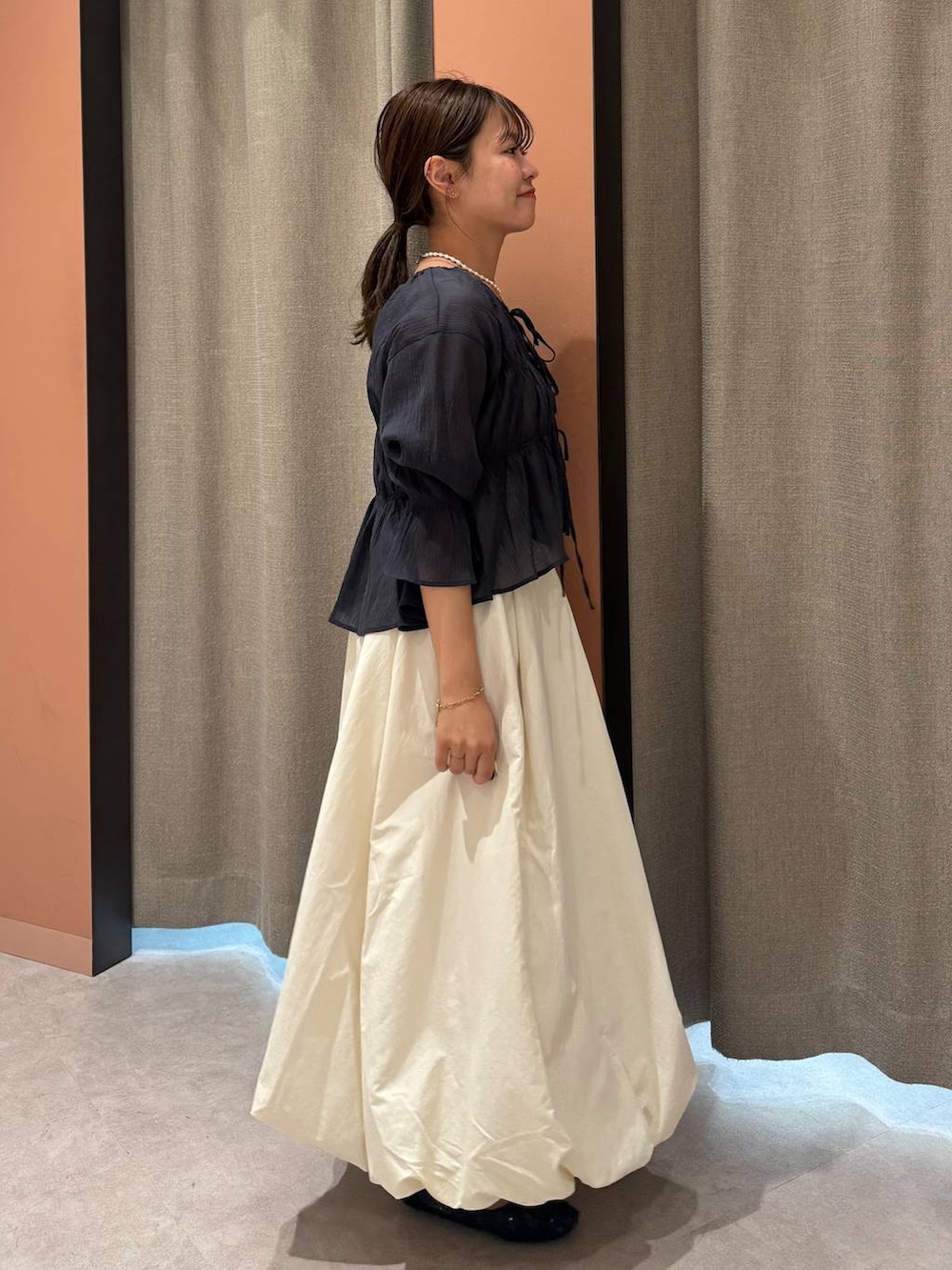 「女子ウケ、着痩せ・細見え、ガーリー、ローリーズスタイル_LOWRYS FARM、着痩せ、LOWRYS FARM、淡色コーデ、新作、きれいめカジュアル」｜「LOWRYS FARMのヨウリュウシャーリング６Ｓ 289797（シャツ/ブラウス、グレー系）」を使った、ことさん（レディース・155cm）の夏コーディネートの4枚目の写真