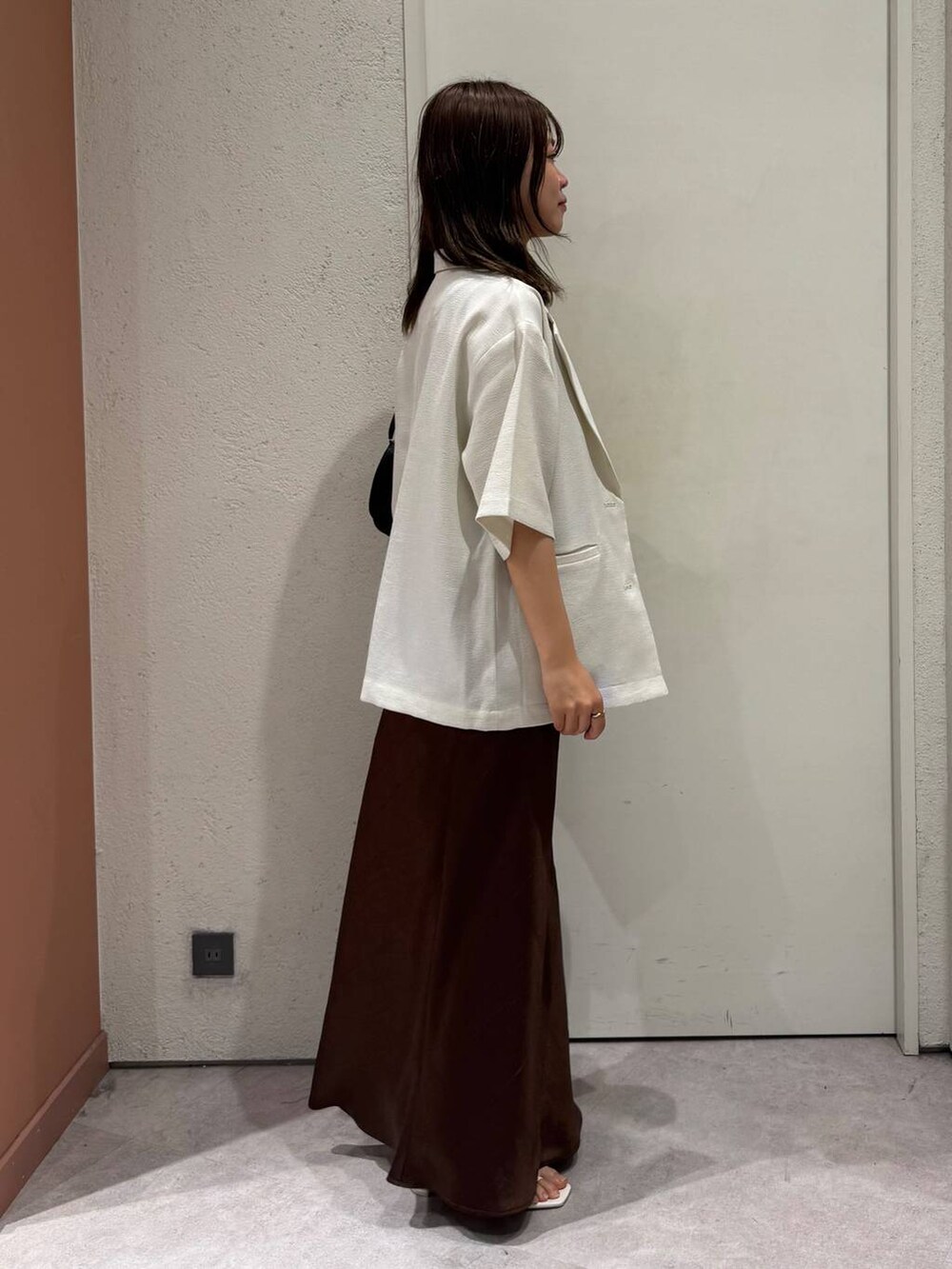 「女子ウケ、着痩せ・細見え、ガーリー、ローリーズスタイル_LOWRYS FARM、着痩せ、LOWRYS FARM、淡色コーデ、新作、きれいめカジュアル」｜「LOWRYS FARMのホップサックジャケットＳＳ253196（テーラードジャケット、ホワイト系）」を使った、ことさん（レディース・155cm）の春コーディネートの4枚目の写真