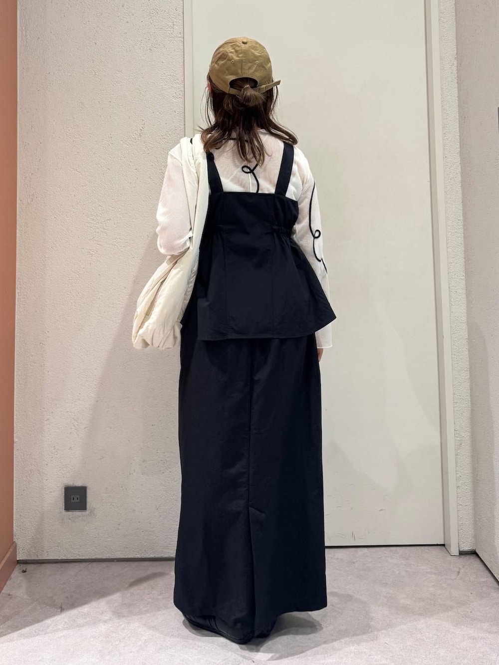 「女子ウケ、着痩せ・細見え、ガーリー、ローリーズスタイル_LOWRYS FARM、着痩せ、LOWRYS FARM、淡色コーデ、新作、きれいめカジュアル」｜「LOWRYS FARMのソフカルギャザーＢＩＧトート　 288137（トートバッグ、ベージュ系）」を使った、ことさん（レディース・155cm）の春コーディネートの3枚目の写真